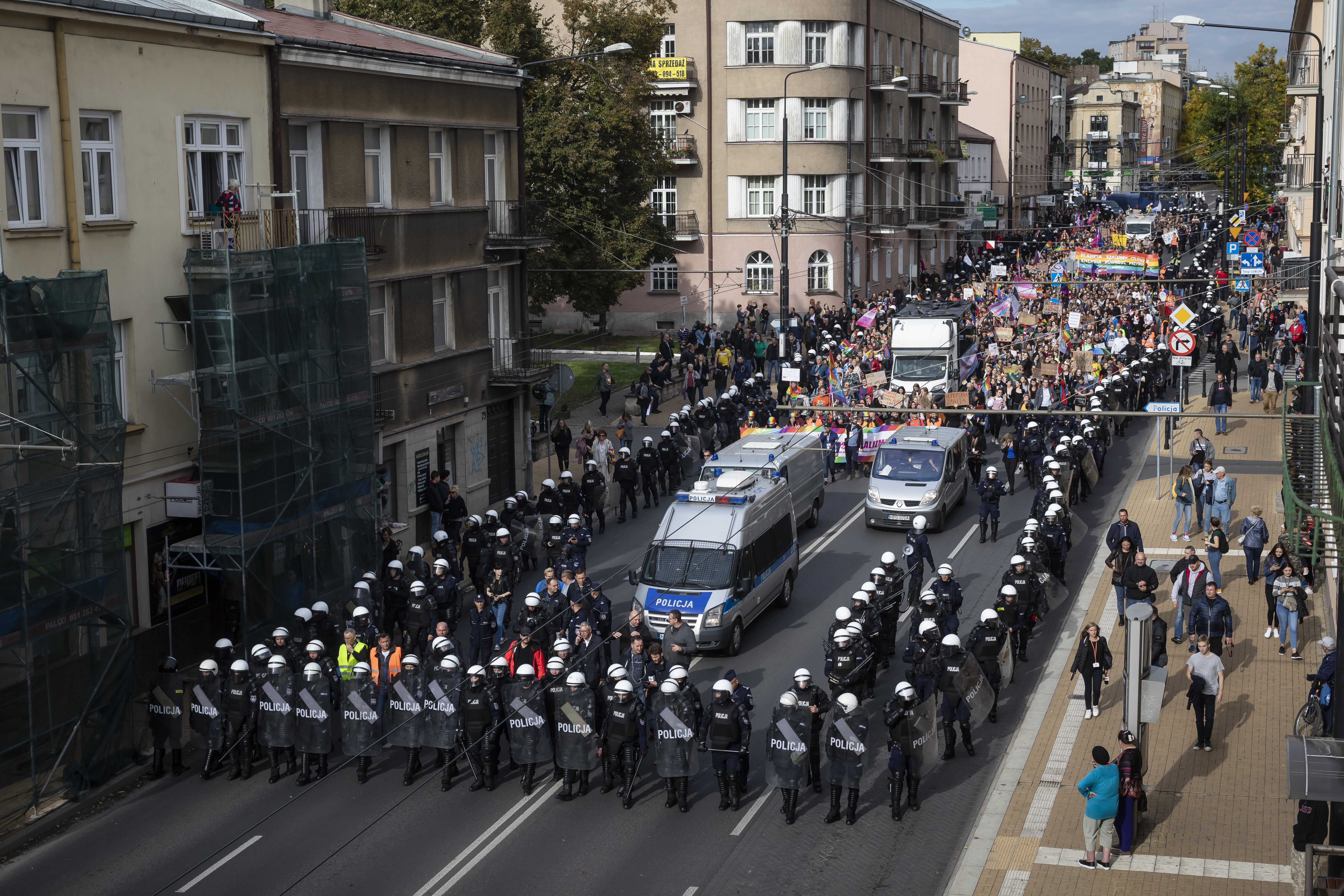 Des centaines de policiers protègent les participants au défilé de la Fierté gaie à Lublin.