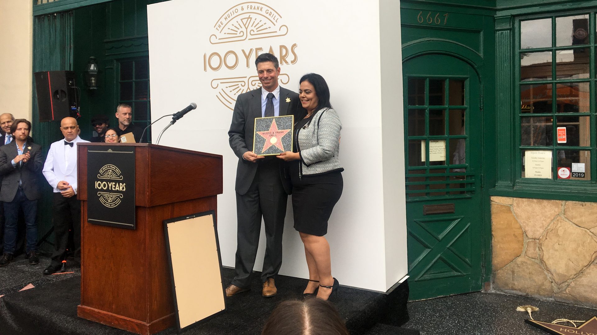 Mark Echeverria, propriétaire du restaurant Musso & Frank, avec Rana Ghadban de la Chambre de commerce de Hollywood.