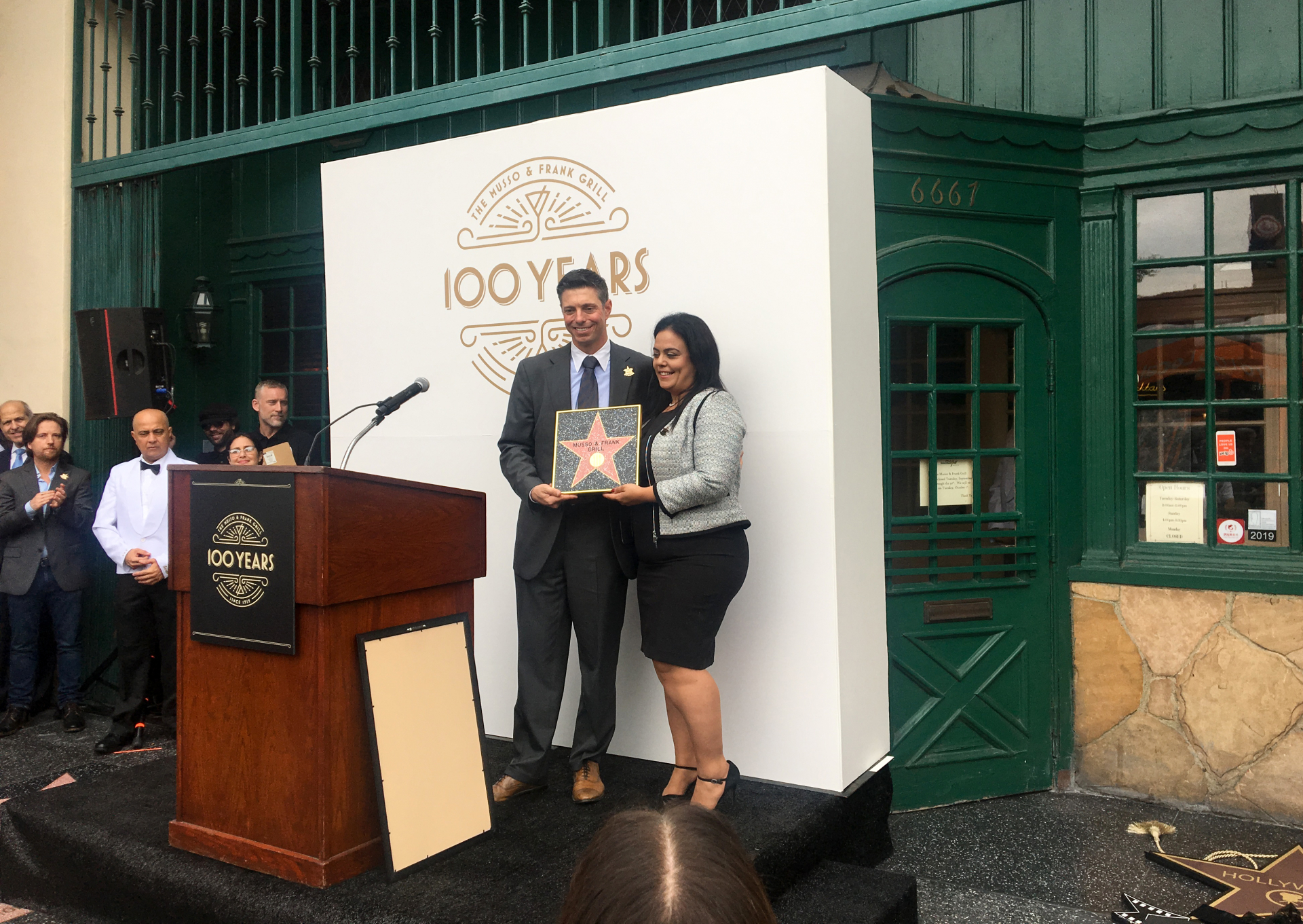 Mark Echeverria, propriétaire du restaurant Musso & Frank, avec Rana Ghadban de la Chambre de commerce de Hollywood.
