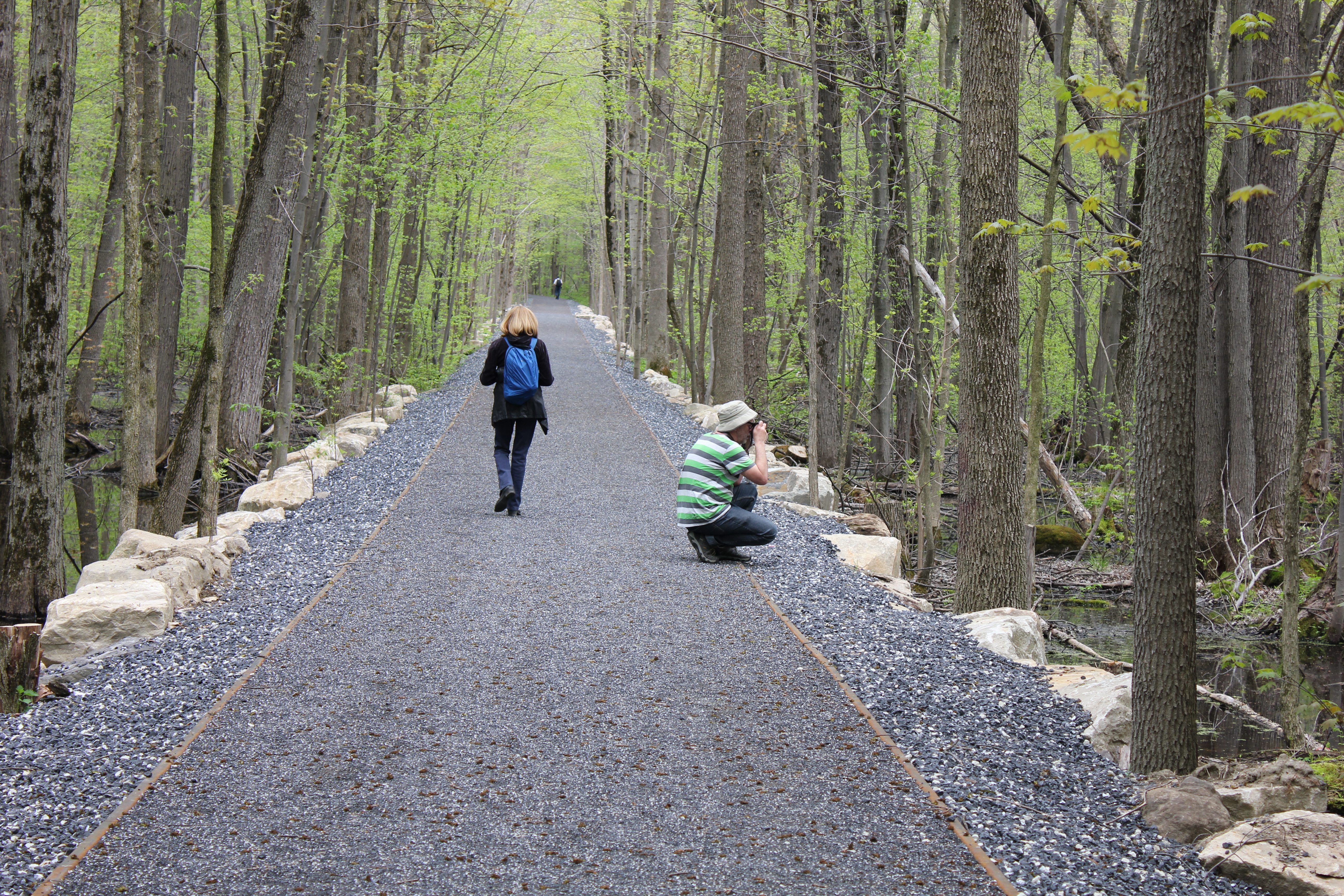 Promeneurs sur un sentier du parc-nature du Bois-de-Saraguay