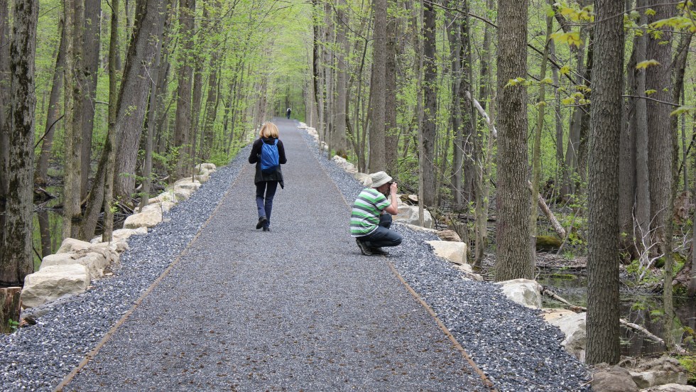 Promeneurs sur un sentier du parc-nature du Bois-de-Saraguay