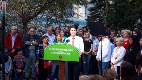 Justin Trudeau lors d'une conférence de presse annonçant qu'il souhaite planter 2 milliards d'arbres et financer la mesure grâce à l'oléoduc TransMountain.