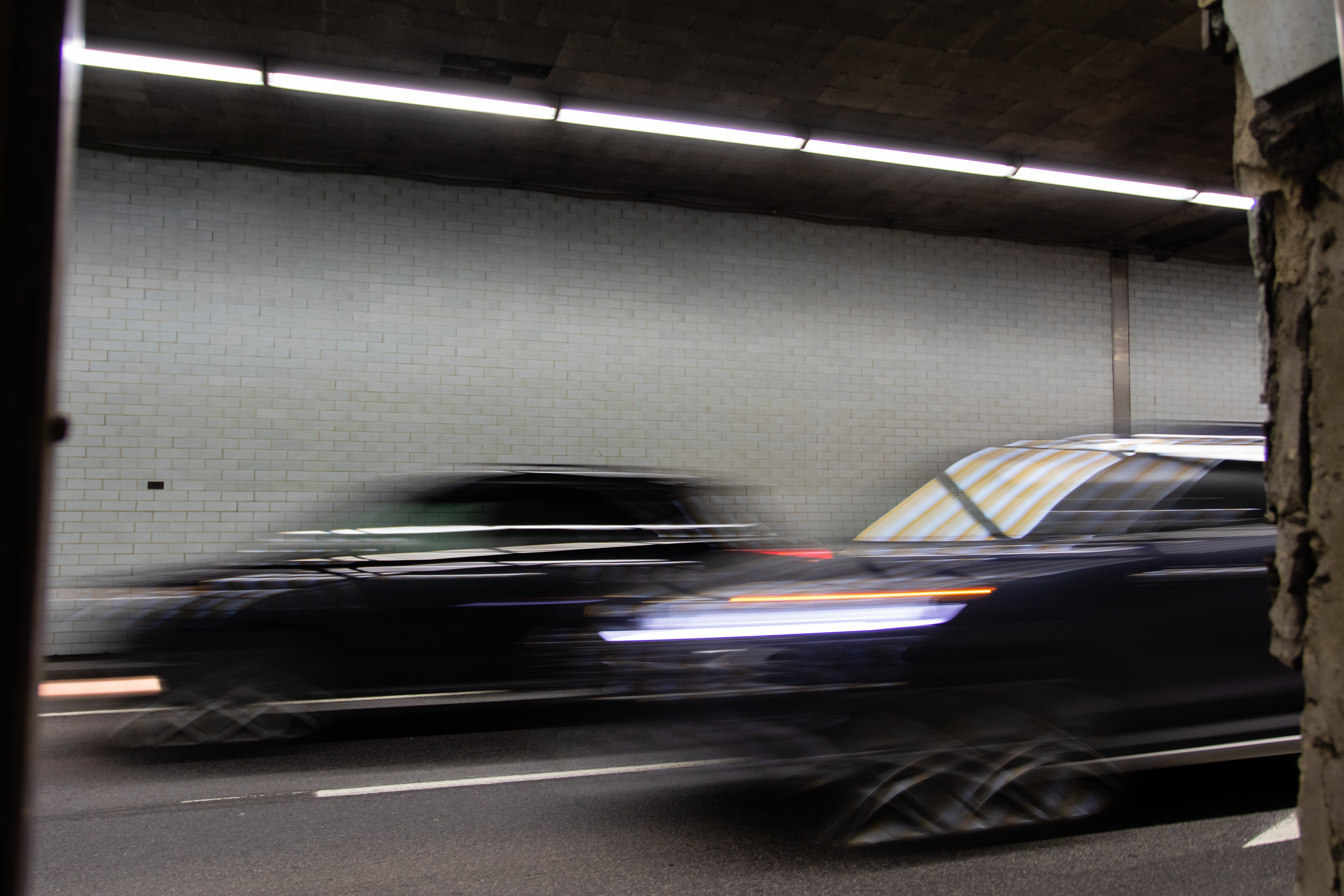 Des voitures circulent dans le tunnel Viger à Montréal