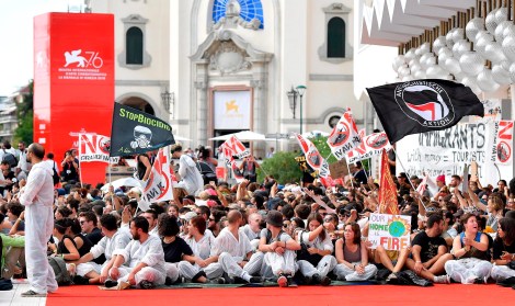 Manifestation à la Mostra de Venise