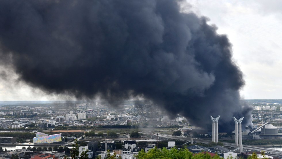 Incendie d'une usine chimique à Rouen en France