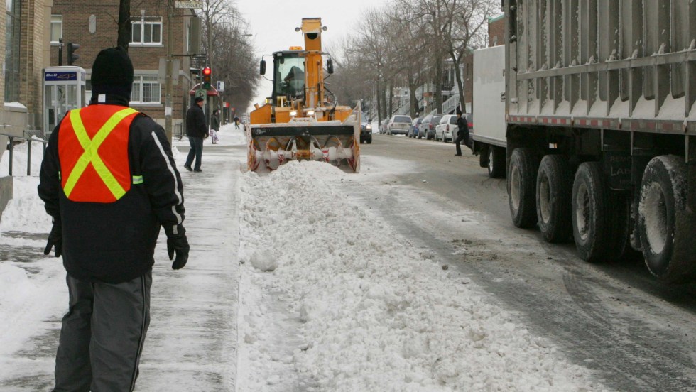 Surveillant d'un chargement de neige