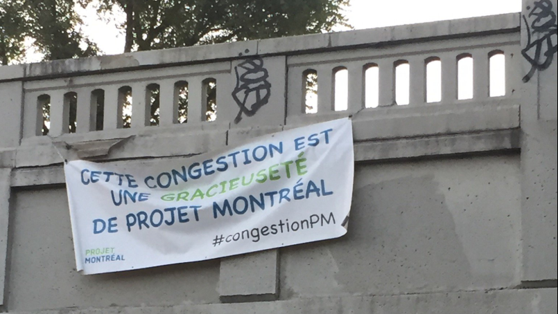 Une bannière sur l'avenue Papineau