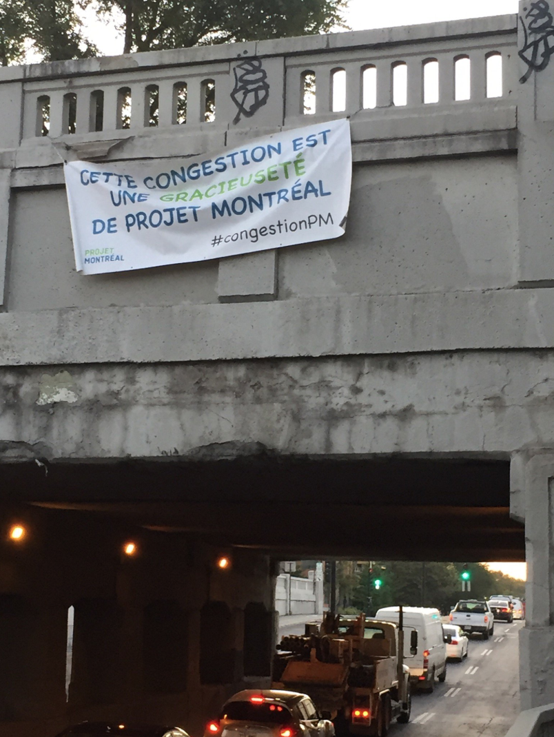 Une bannière sur l'avenue Papineau