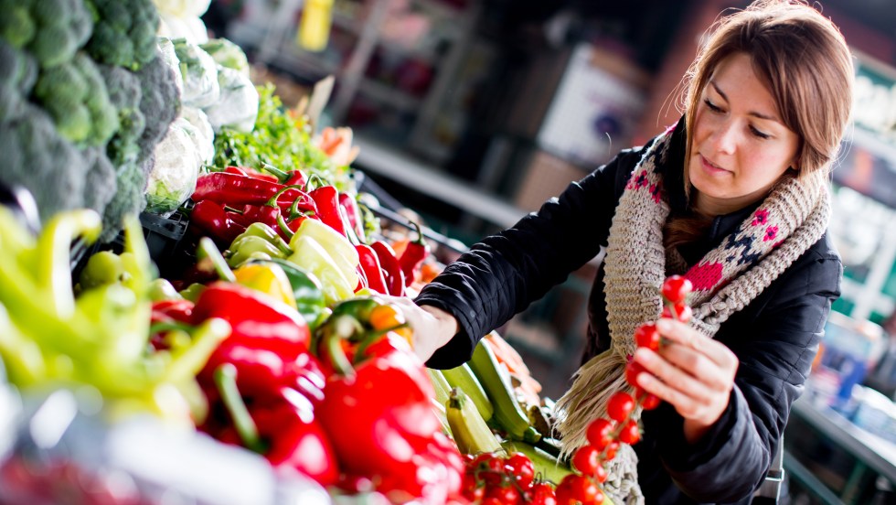 Jeune femme au marché