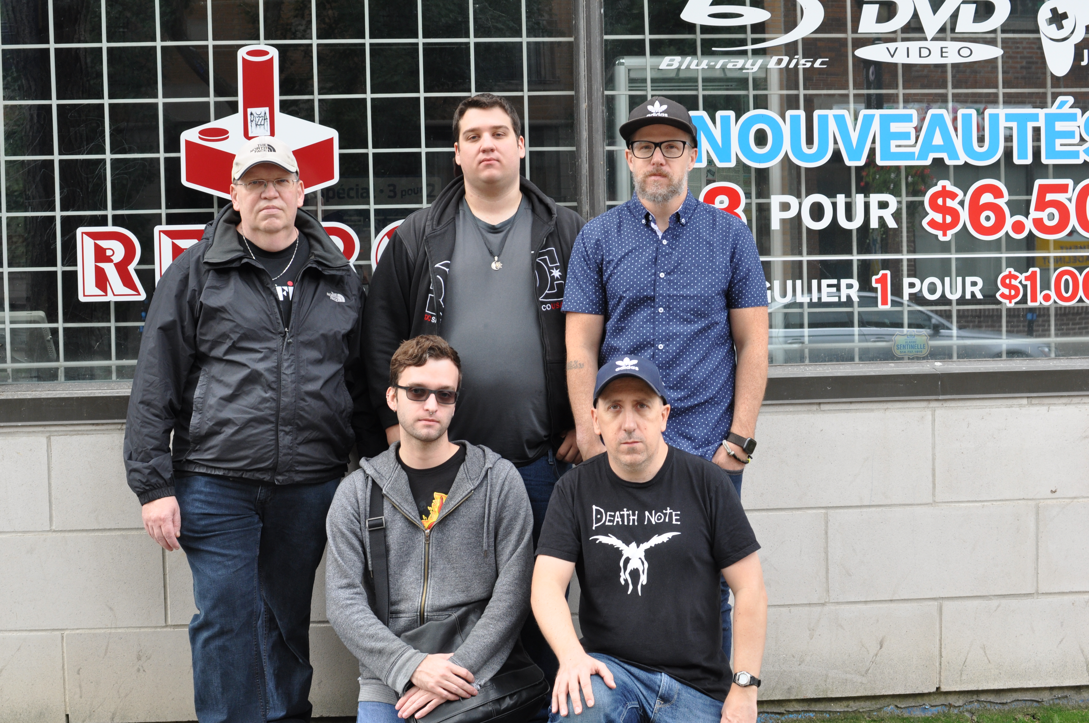 Employés devant le commerce Gamezone