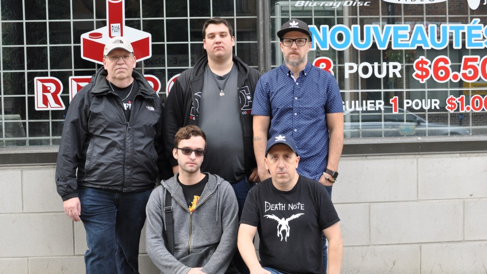 Employés devant le commerce Gamezone