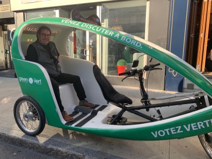 Jamil Azzaoui, candidat du Parti vert dans Laurier-Sainte-Marie, à bord de son vélo-calèche.