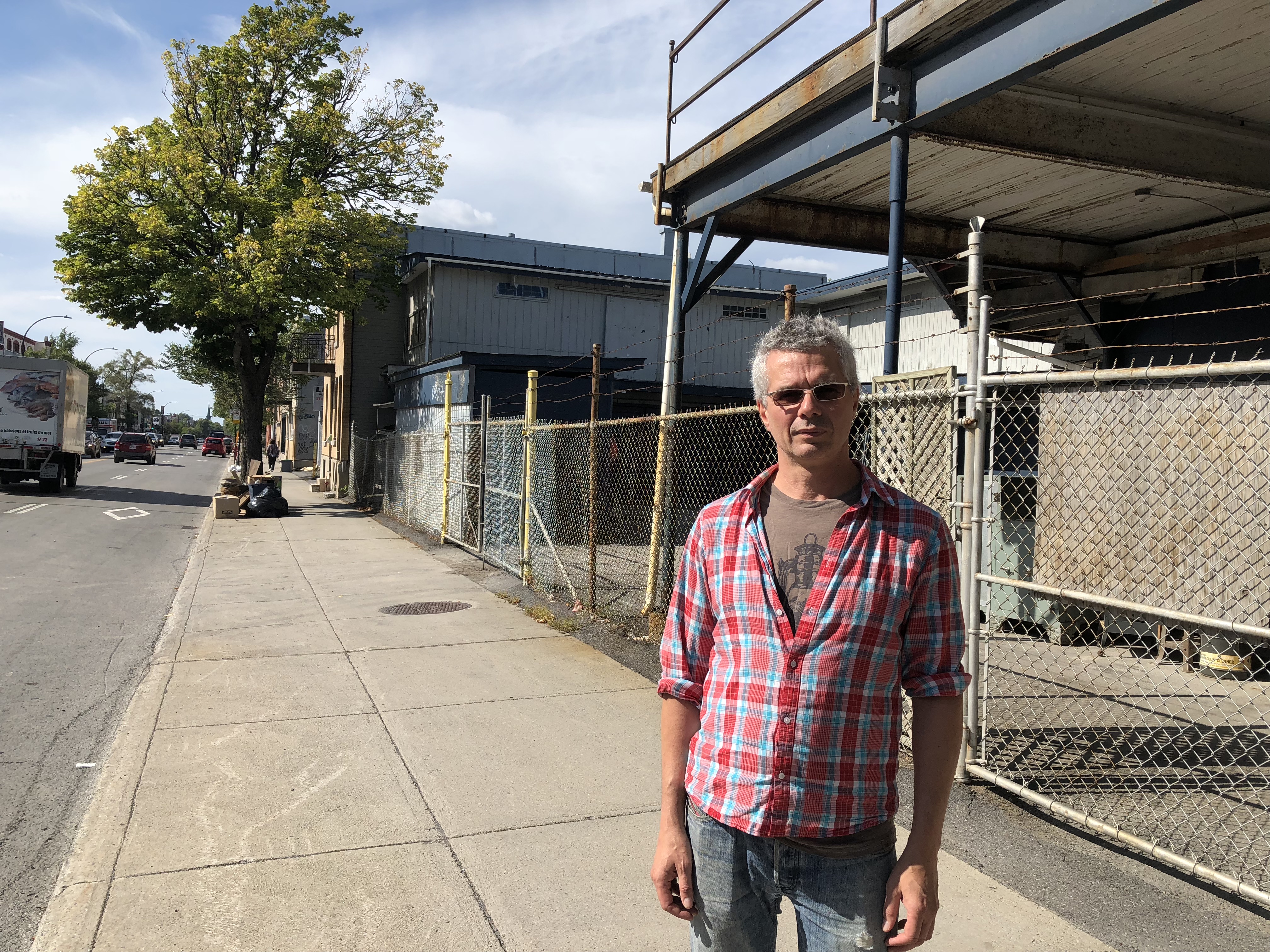 Martin Blanchard devant les immeubles situés entre les adresses 6257 et 6303, avenue Papineau, qui seront démolis pour laisser place à 45 unités de logements abordables et sociaux.