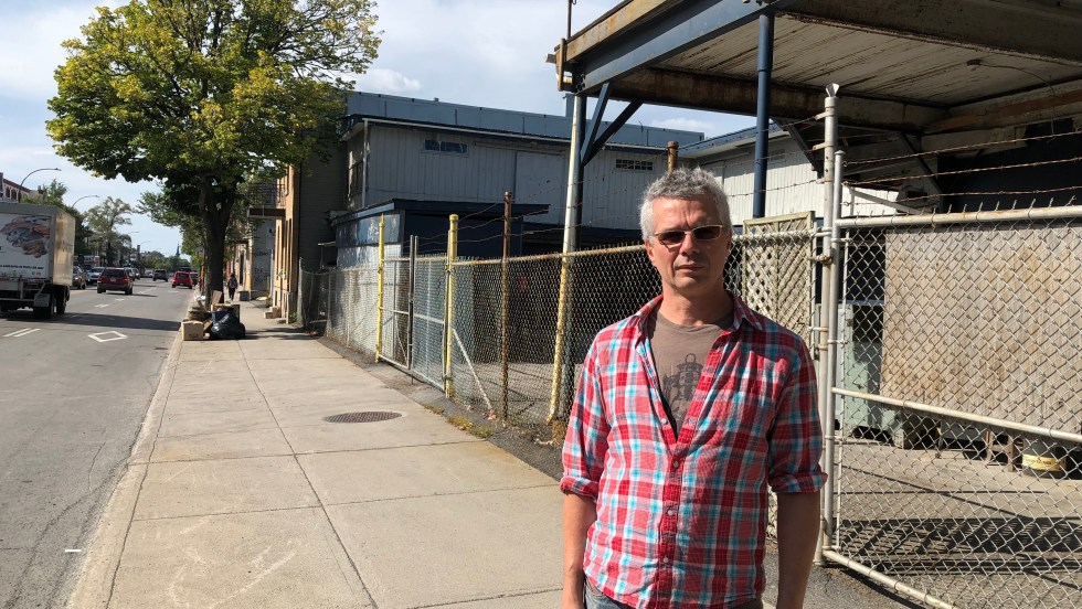 Martin Blanchard devant les immeubles situés entre les adresses 6257 et 6303, avenue Papineau, qui seront démolis pour laisser place à 45 unités de logements abordables et sociaux.