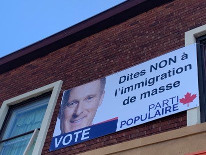Une affiche «dites NON à l’immigration de masse» est reparu à Montréal.