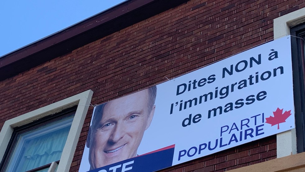 Une affiche «dites NON à l’immigration de masse» est reparu à Montréal.