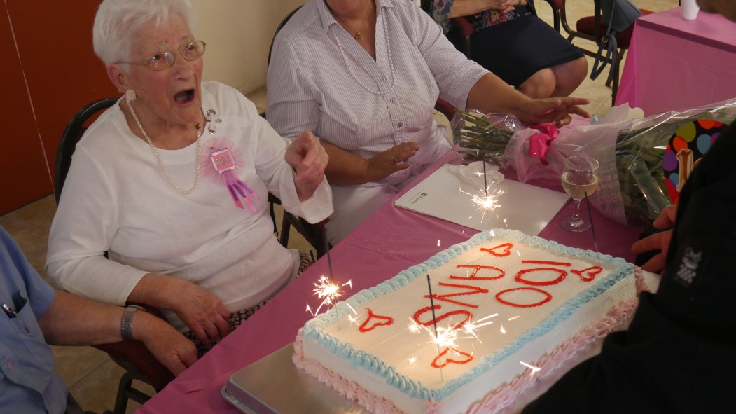 Louise de Francesco fêt ses 100 ans devant un gateau d'anniversaire