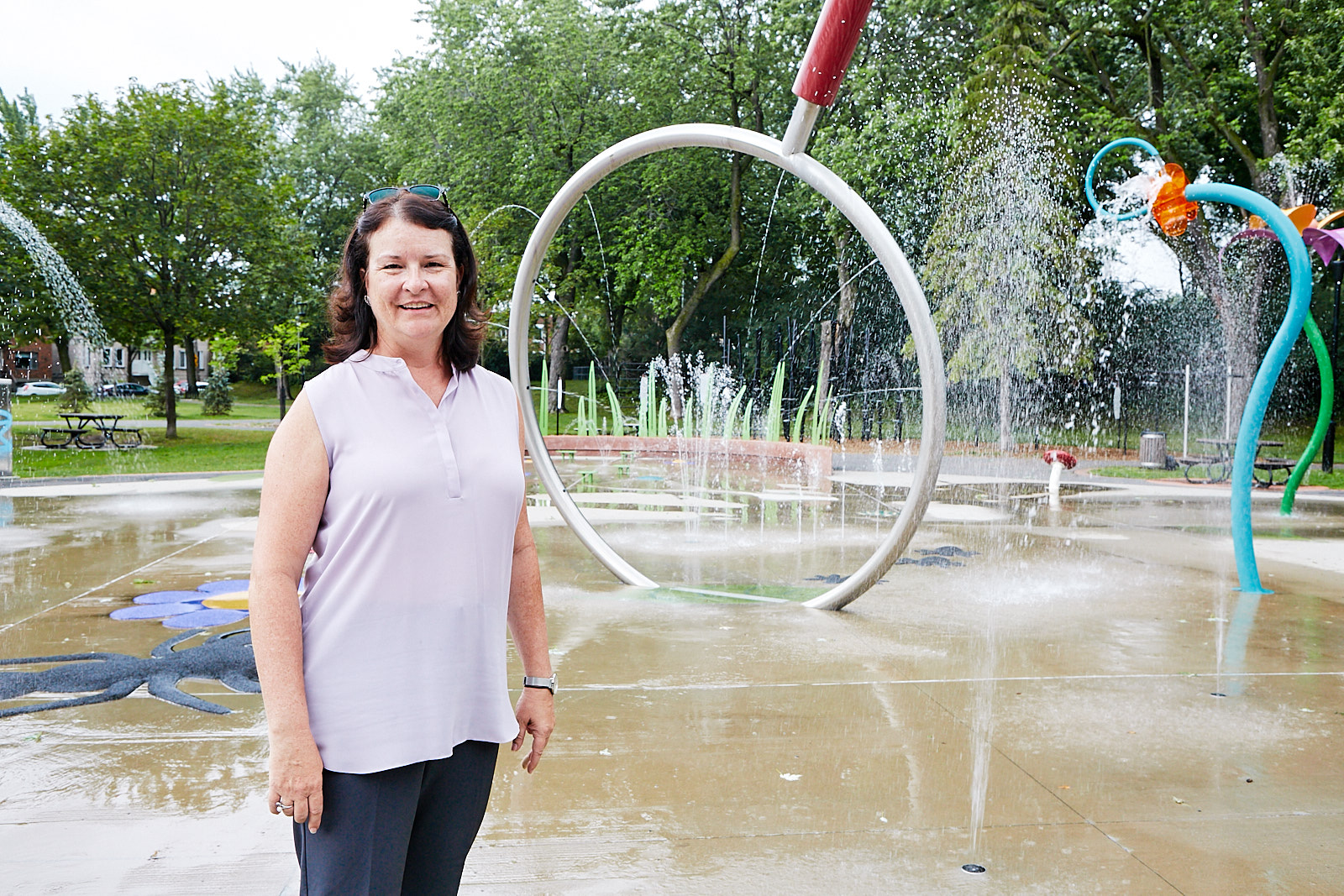 L'architecte paysagiste Janique Alexandre devant les jeux d'eau du parc Lalancette.