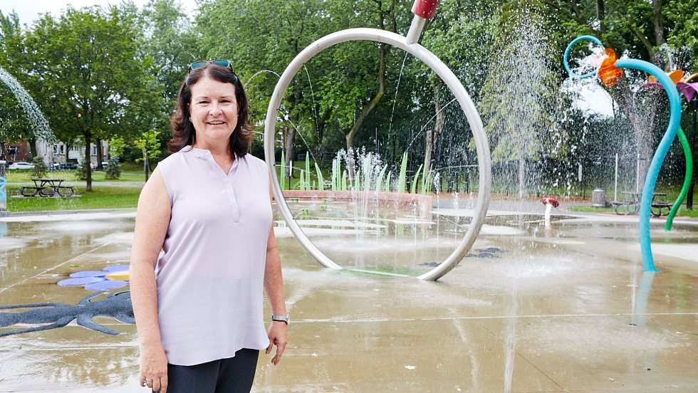 L'architecte paysagiste Janique Alexandre devant les jeux d'eau du parc Lalancette.