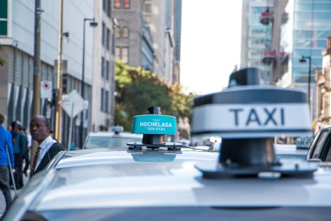 Des taxis circulent dans les rues de Montréal lors d'une manifestation.