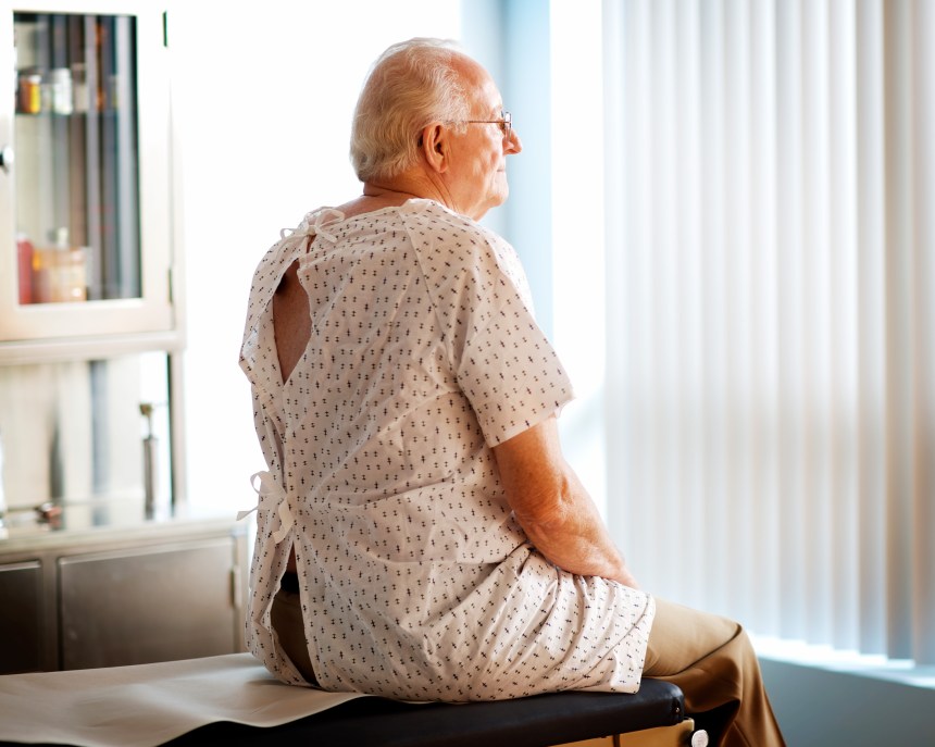 Enfin, une jaquette d’hôpital qui couvre les fesses des patients!