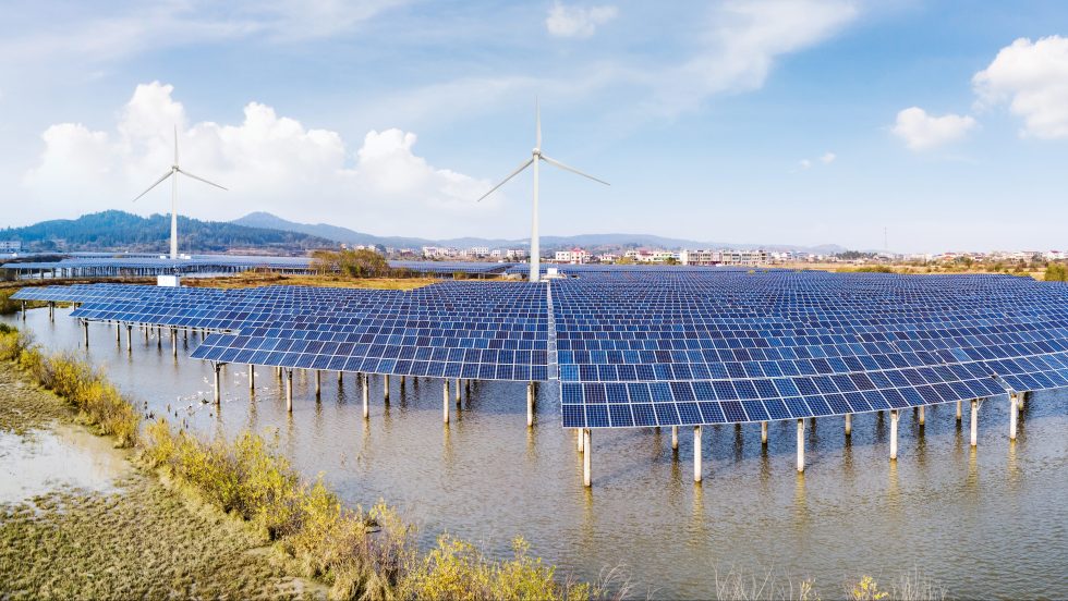 Des panneaux solaires et des éoliennes