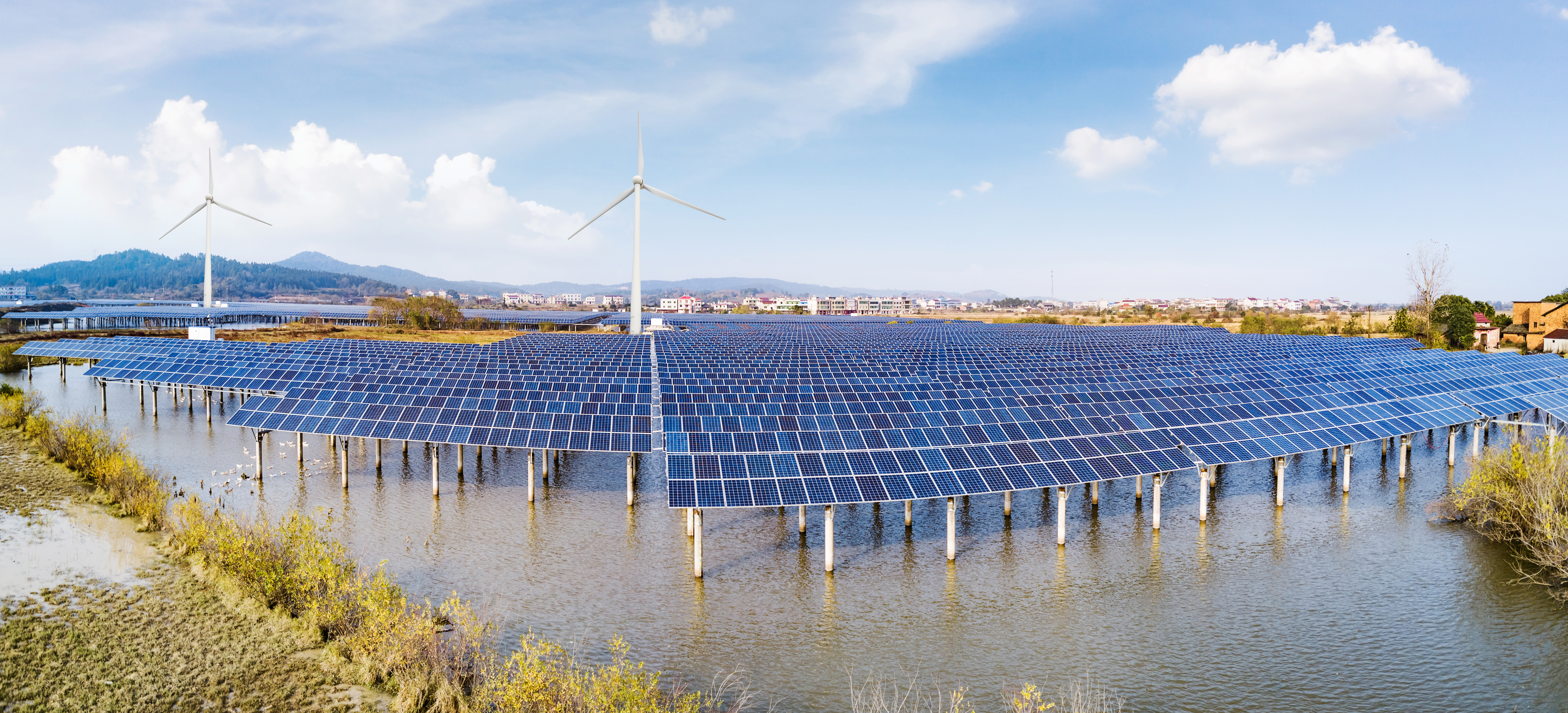 Des panneaux solaires et des éoliennes