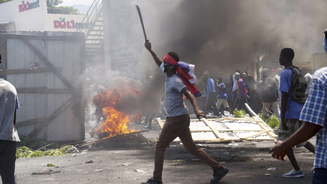 Un homme brandit une machette pendant une manifestation à Port-au-Prince, en Haïti.