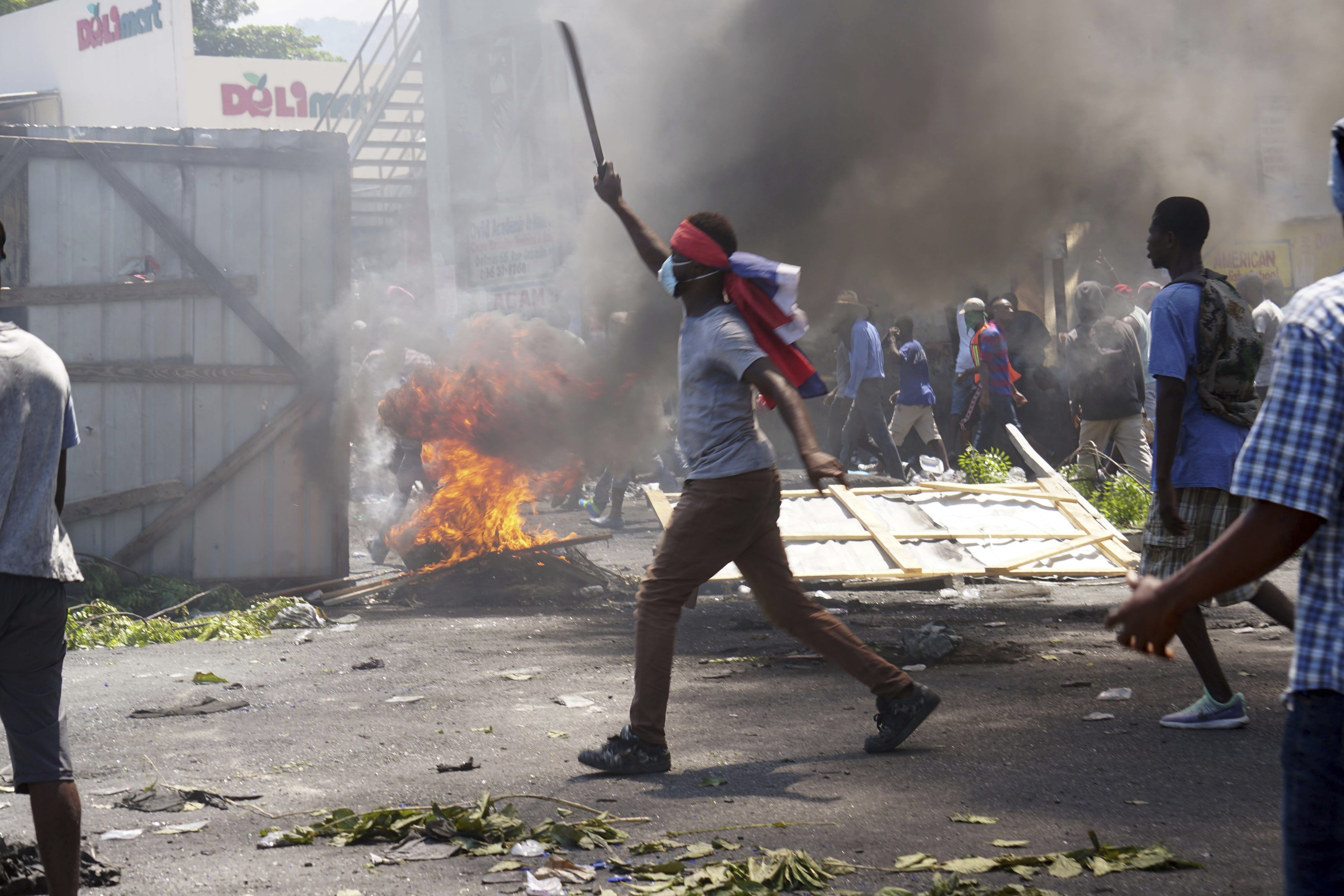 Un homme brandit une machette pendant une manifestation à Port-au-Prince, en Haïti.