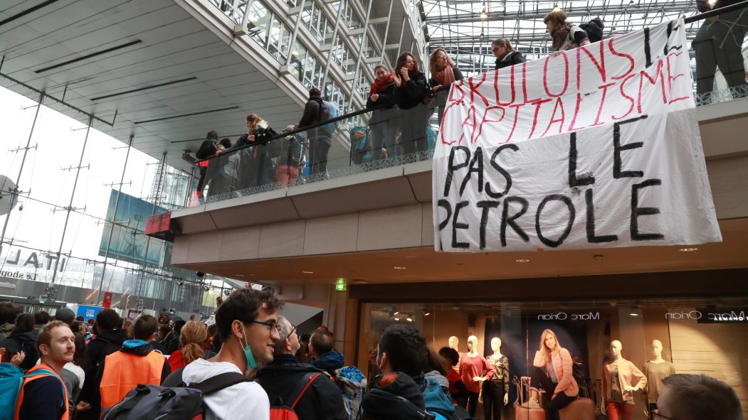 Une manifestation organisée par Extinction Rebellion dans un centre commercial de Paris.