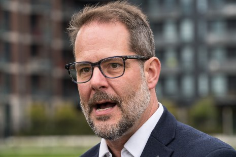 Alexandre Boulerice, chef adjoint du NPD, devant des édifices à logement.