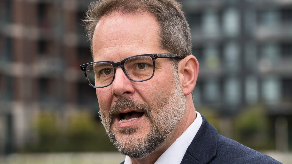 Alexandre Boulerice, chef adjoint du NPD, devant des édifices à logement.