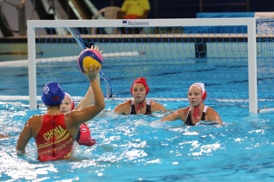 Deux joueuses de l'équipe canadienne se trouve devant le filet dans la piscine.