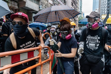 Les violences se poursuivent à Hong Kong après une loi anti-masque