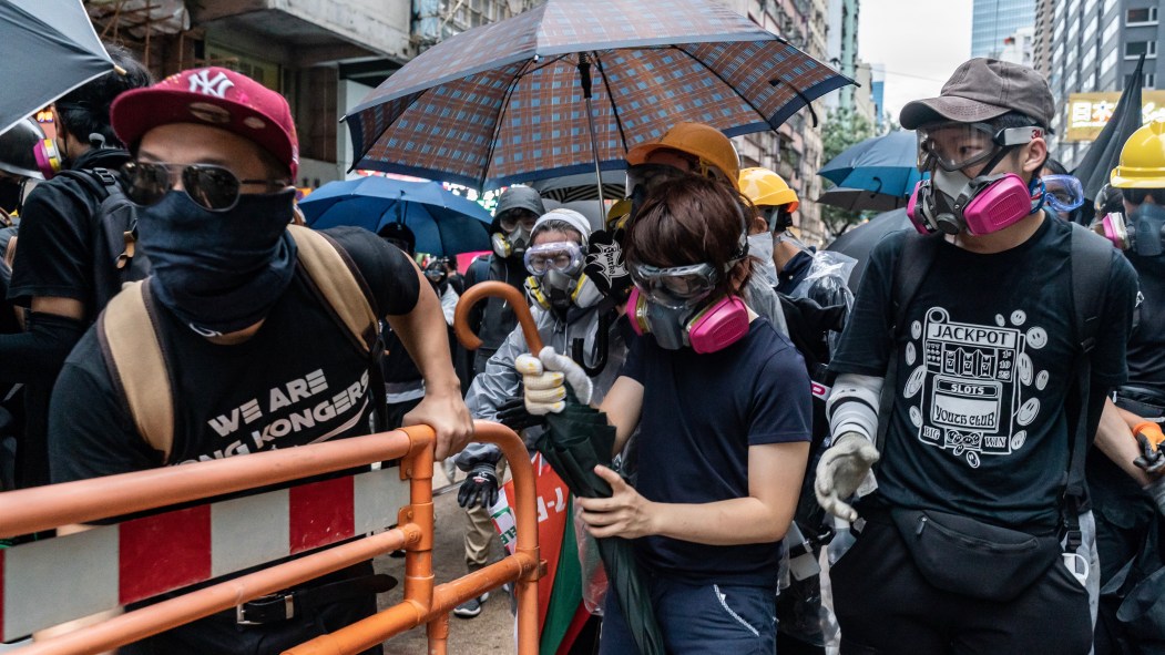 Les violences se poursuivent à Hong Kong après une loi anti-masque