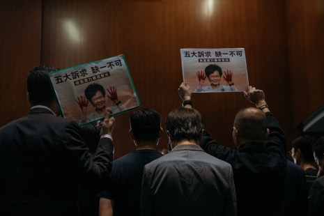 Chaos au Parlement et violences incessantes à Hong Kong
