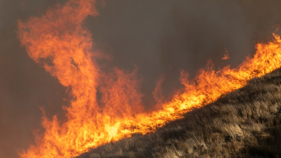 Californie: progression des pompiers malgré des vents violents qui attisent les incendies