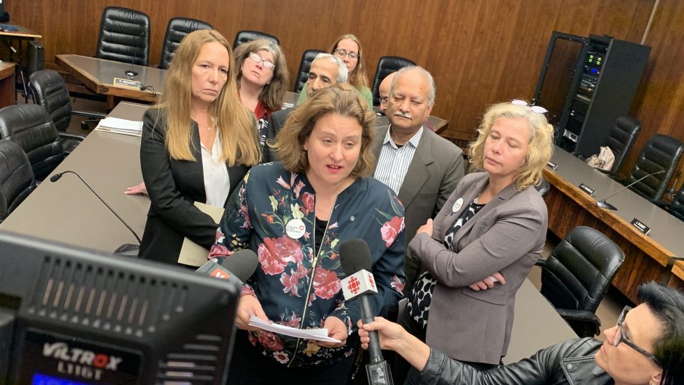 La présidente de la CSDM, Catherine Harel-Bourdon (au premier rang), ainsi que des élus de la commission scolaire