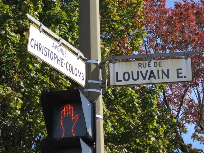 Logement sur le site Louvain Est. Panneaux de rue Louvain/Christophe-Colomb