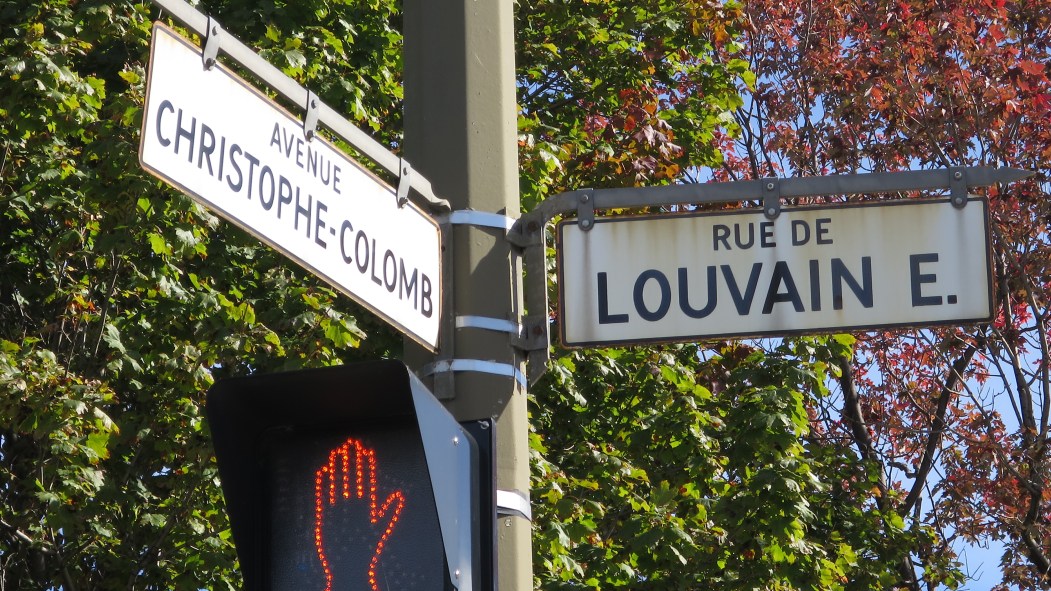 Logement sur le site Louvain Est. Panneaux de rue Louvain/Christophe-Colomb
