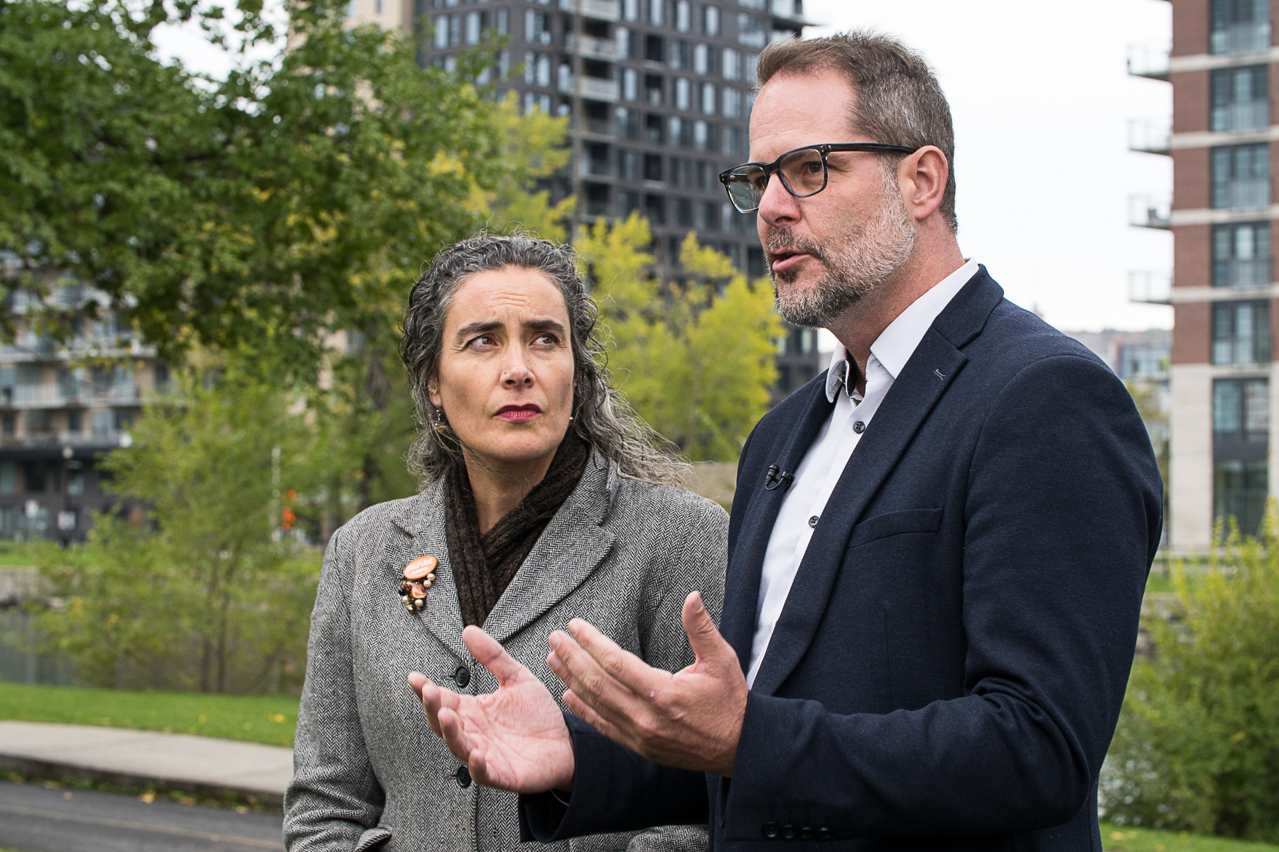 Alexandre Boulerice et Sophie Thiébaut, candidats du NPD, devant des édifices à logement.