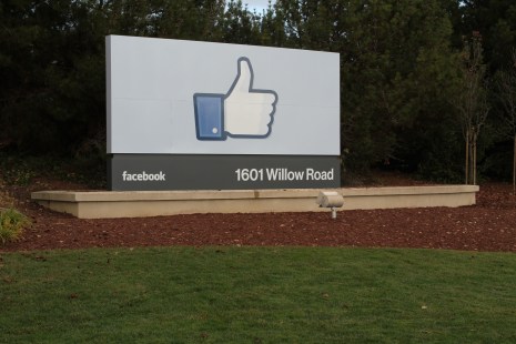 Une affiche montrant le symbole «j'aime» de Facebook. La plateforme lancera bientôt «Facebook News».