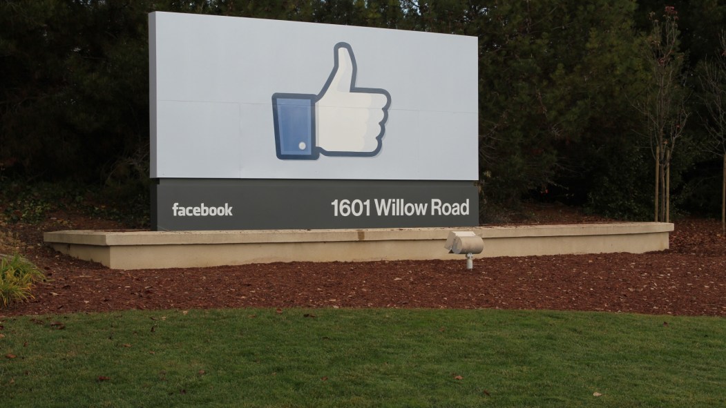 Une affiche montrant le symbole «j'aime» de Facebook. La plateforme lancera bientôt «Facebook News».