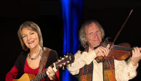 Monique Jutras tient sa guitare aux côtés de Charles Johnson qui tient son violon.
