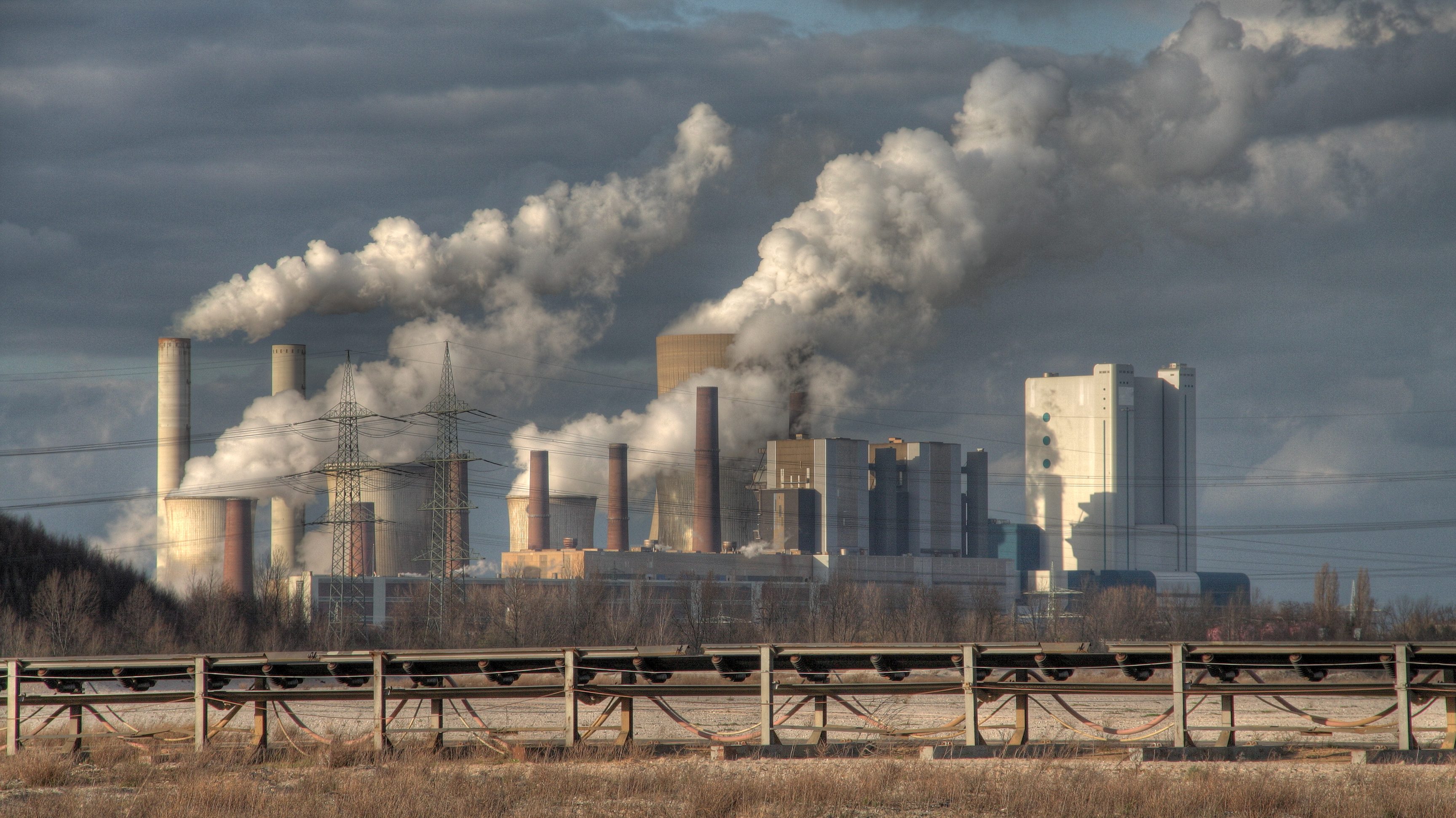 Coal plant. Burning Fossil fuels. Загрязнение воздушного бассейна. Фабрики загрязняют воздух. Заводы и фабрики загрязняют воздух.