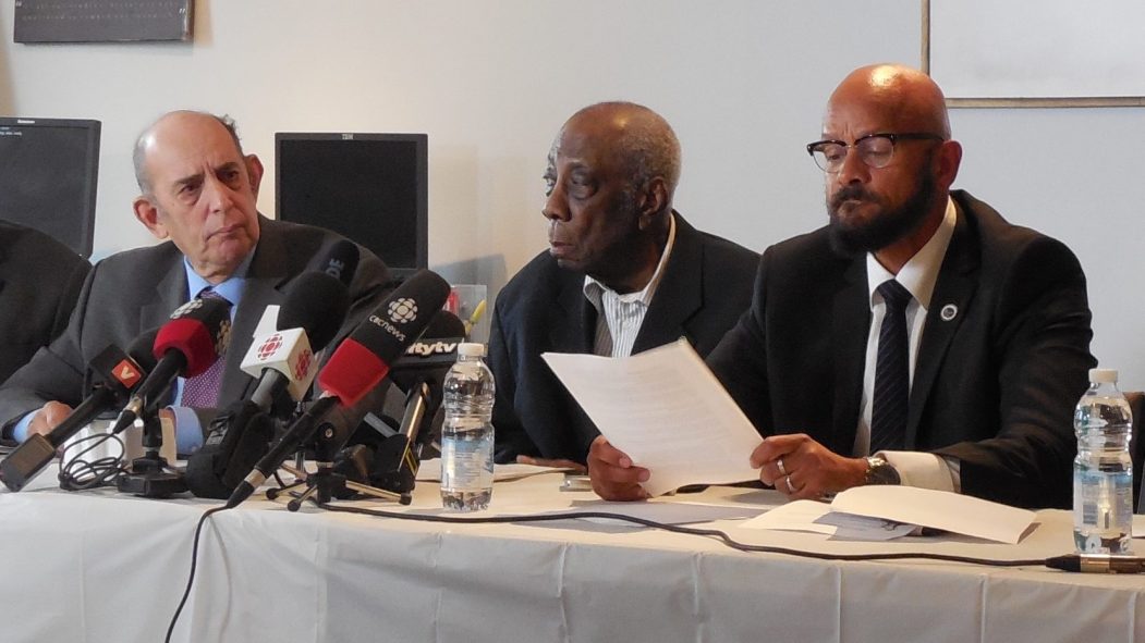 Des représentants d'organismes de défense des droits des Noirs, notamment Dan Philip et la Ligue des Noirs du Québec, lors d'une conférence de presse avec le conseiller municipal indépendant Marvin Rotrand sur les interpellations policières.