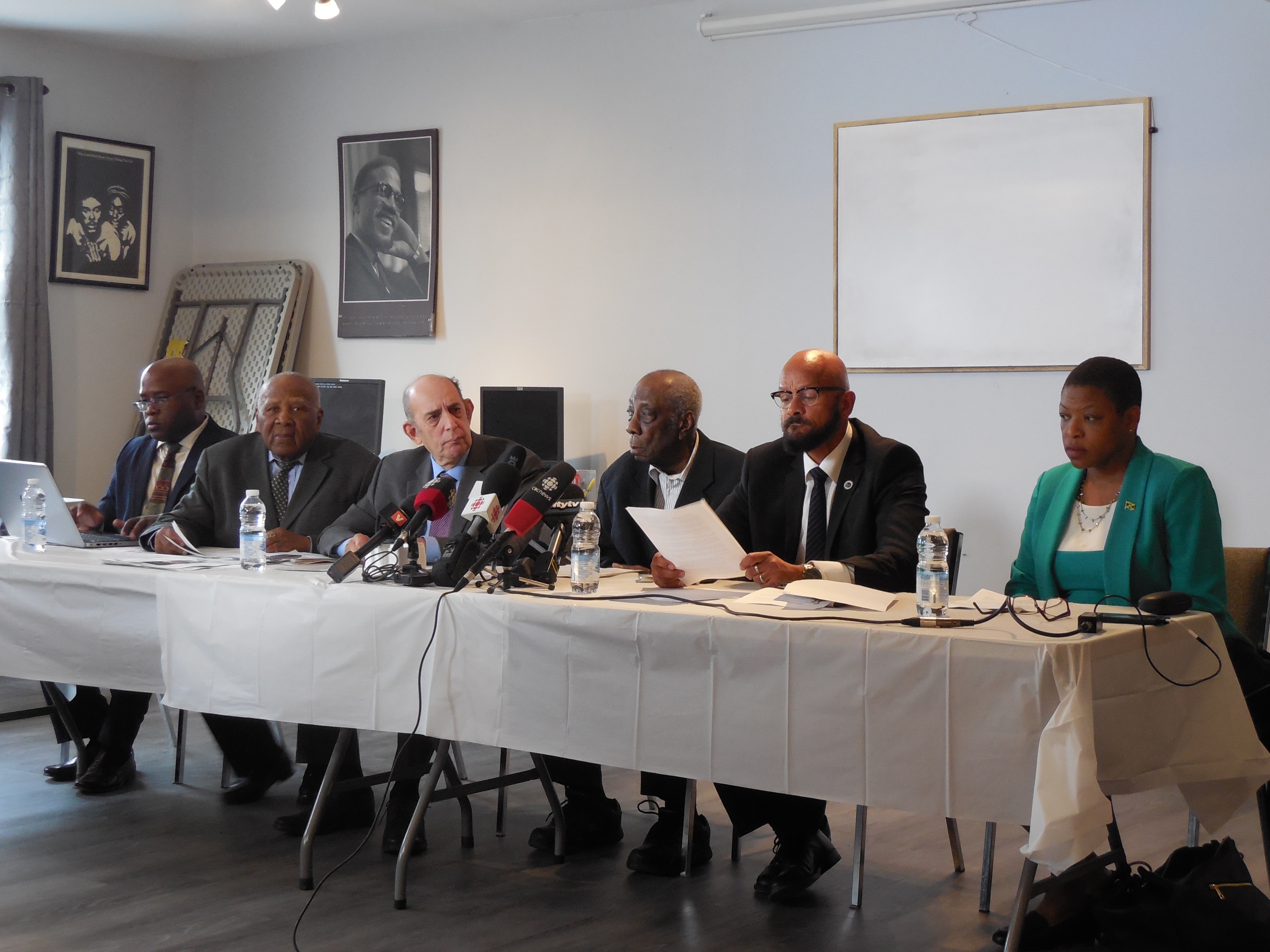 Des représentants d'organismes de défense des droits des Noirs, notamment Dan Philip et la Ligue des Noirs du Québec, lors d'une conférence de presse avec le conseiller municipal indépendant Marvin Rotrand sur les interpellations policières.