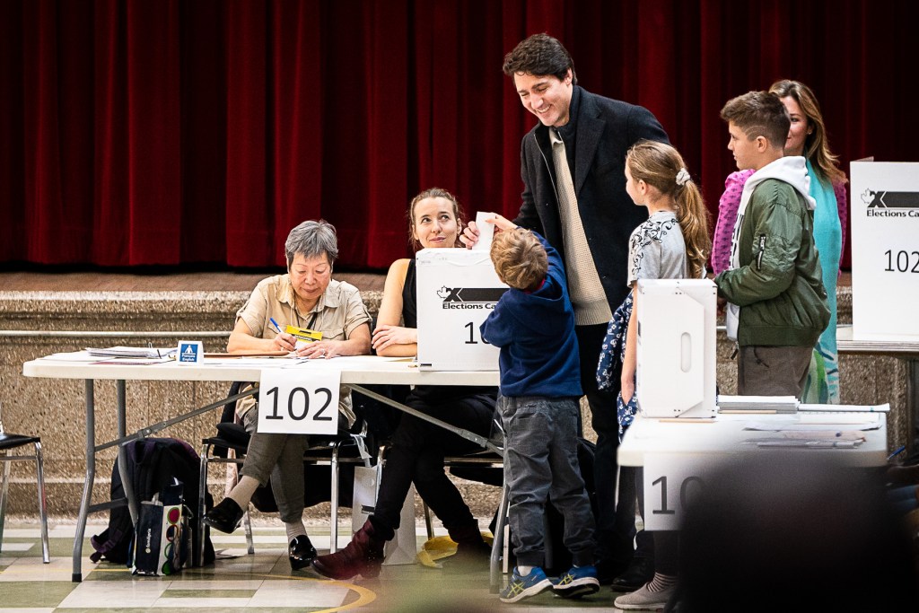 Justin Trudeau dépose son bulletin de vote dans sa circonscription de Papineau, avec sa conjointe Sophie Grégoire-Trudeau et ses enfants.