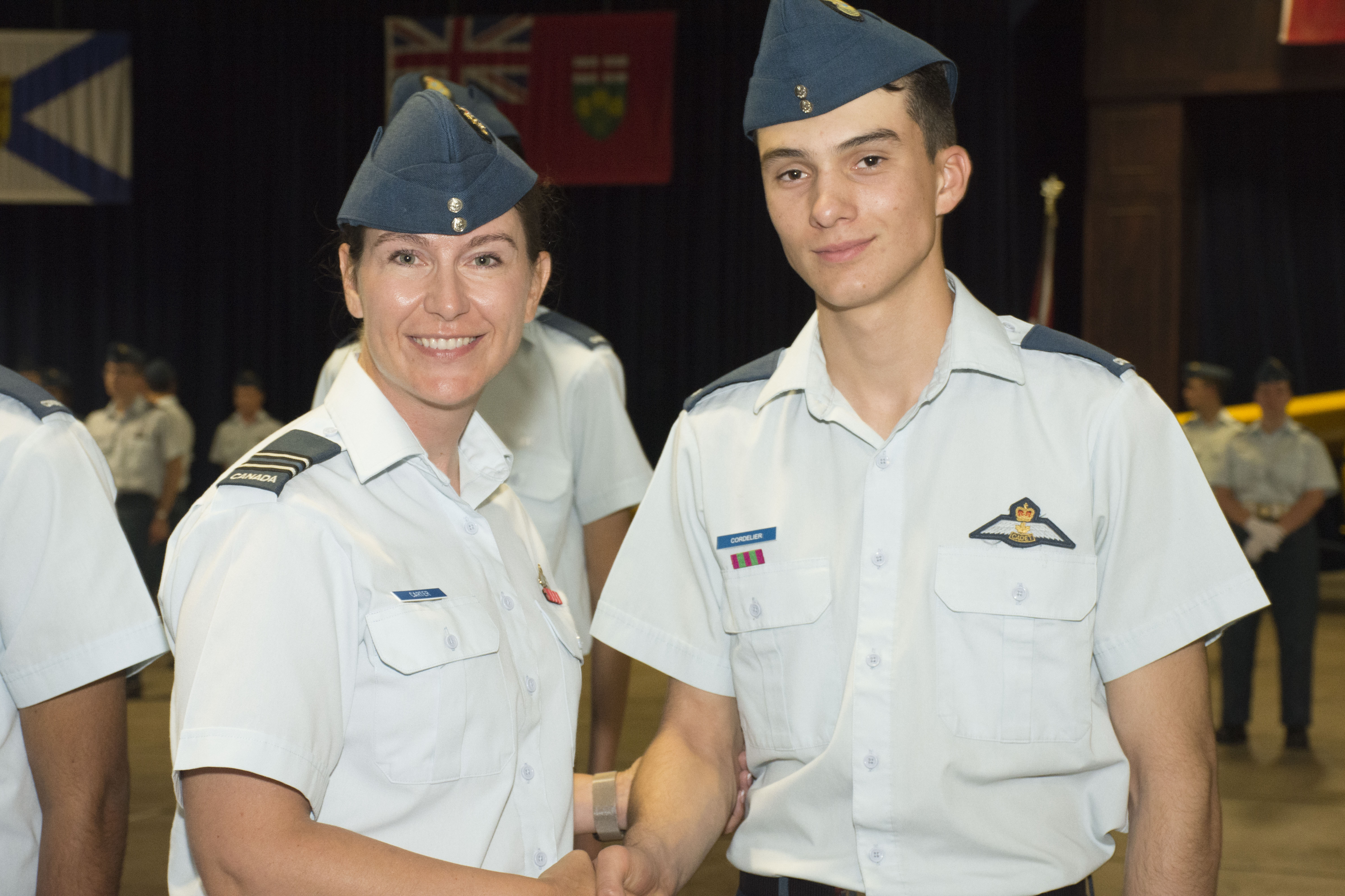 Le cadet Cordelier est aux côtés de sa commandante.