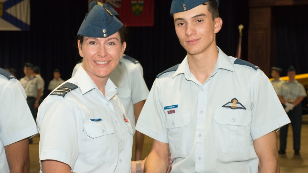 Le cadet Cordelier est aux côtés de sa commandante.